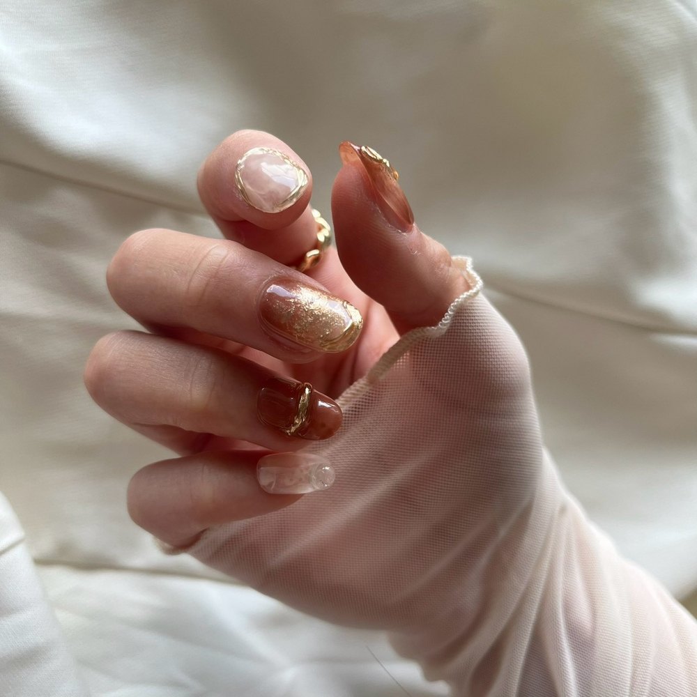 anue nail tips のネイルチップを装着した手元